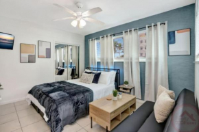 Studio Oasis near Hollywood Boardwalk